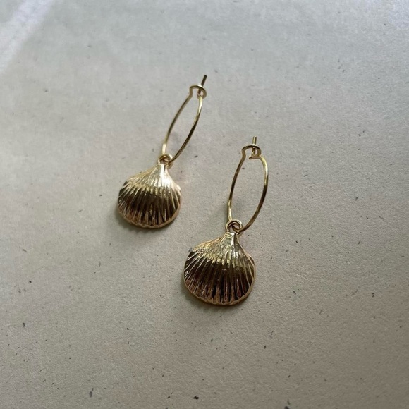Gold Shell Hoops Earrings - Picture 2 of 4